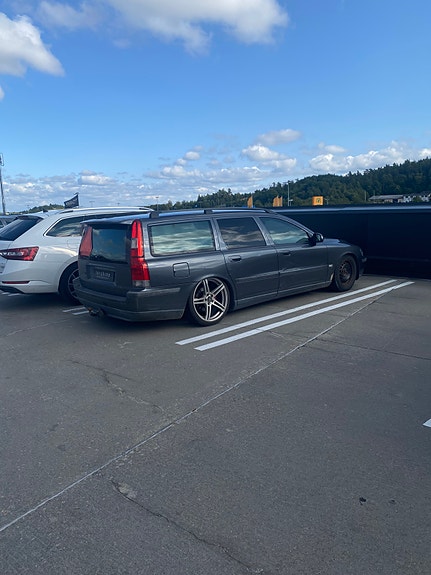 Volvo V70 2 of 5