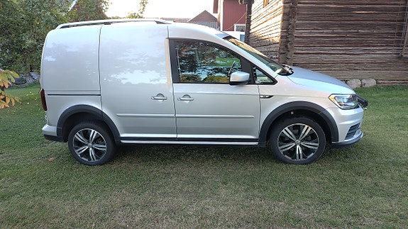 Volkswagen Caddy Alltrack 2 of 12