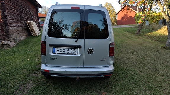 Volkswagen Caddy Alltrack 3 of 12