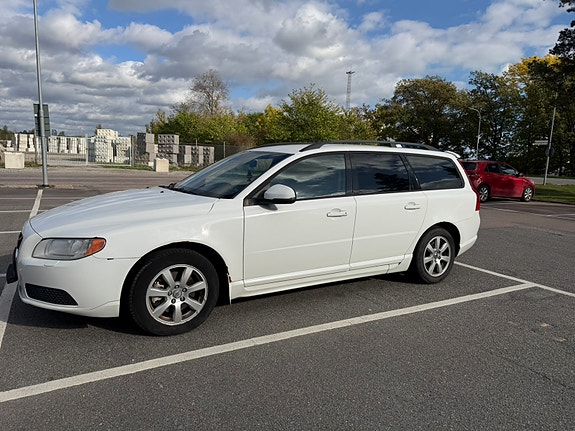Volvo V70 2 of 9