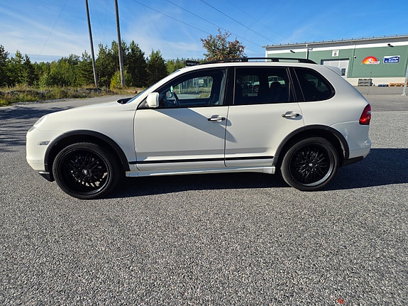 Porsche Cayenne 4 of 9