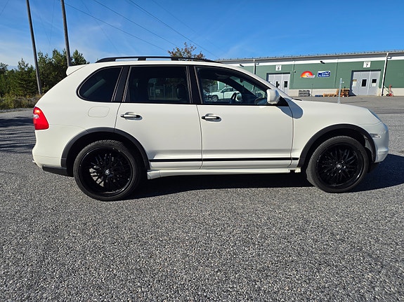 Porsche Cayenne 8 of 9