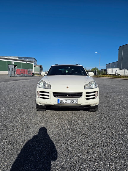 Porsche Cayenne 2 of 9