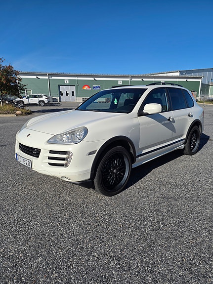 Porsche Cayenne 3 of 9