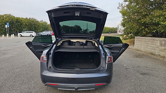 Tesla Model S 14 of 21