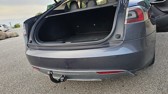 Tesla Model S 16 of 21