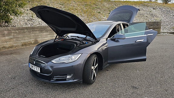 Tesla Model S 10 of 21