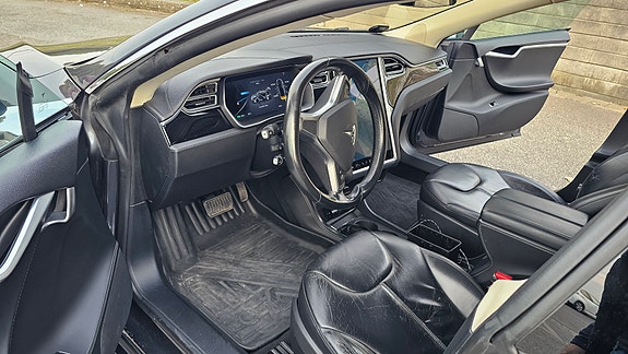 Tesla Model S 11 of 21