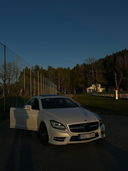 Mercedes-Benz CLS350 2 of 4