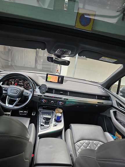 Audi SQ7 2 of 5