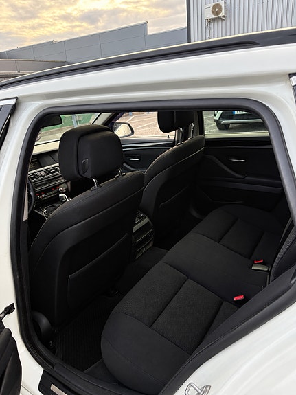 BMW 520d 4 of 5