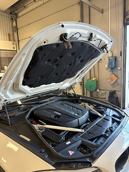 BMW 520d 2 of 5