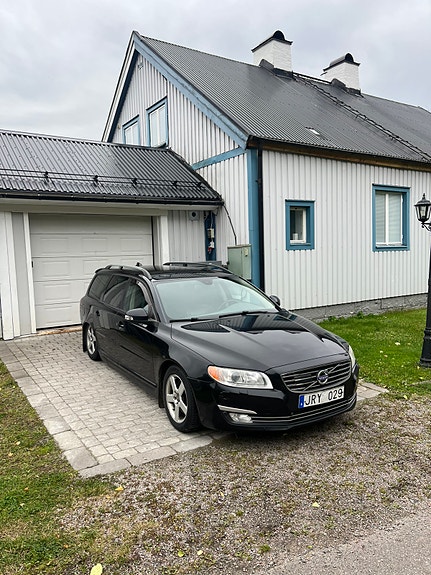 Volvo V70 2 of 6