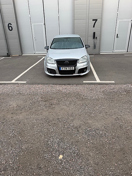 Volkswagen Golf V 2 of 10