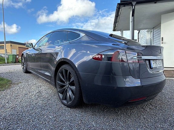 Tesla Model S 2 of 2