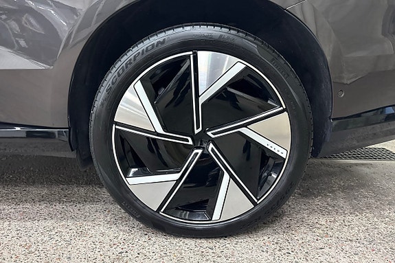 Volvo EX90 15 of 28