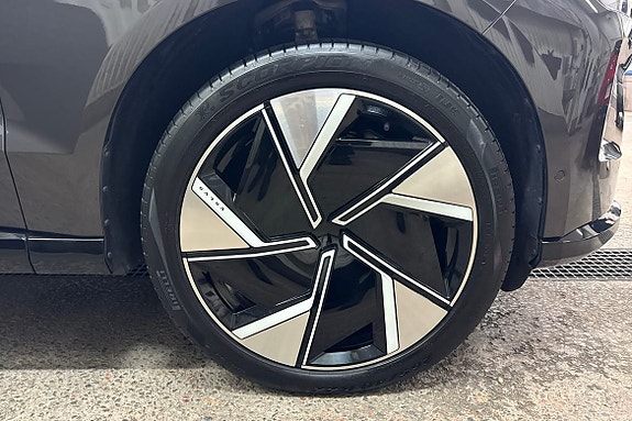Volvo EX90 17 of 28