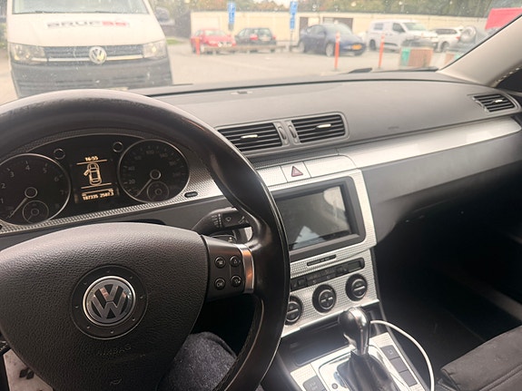 Volkswagen Passat 9 of 14