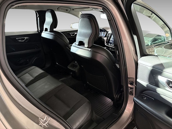 Volvo V60 Cross Country 12 of 16