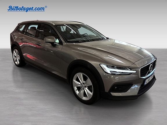 Volvo V60 Cross Country 3 of 16