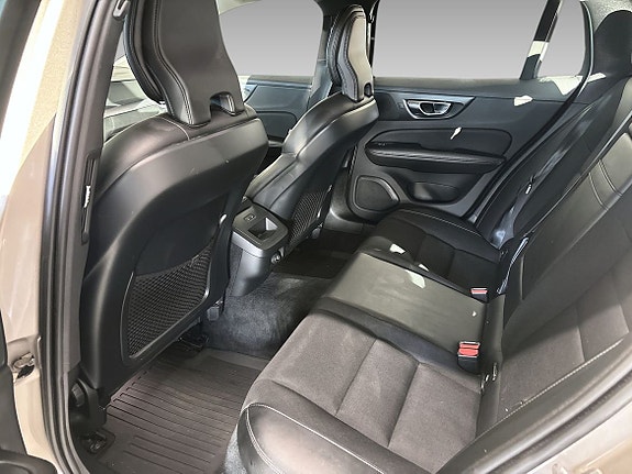 Volvo V60 Cross Country 8 of 16