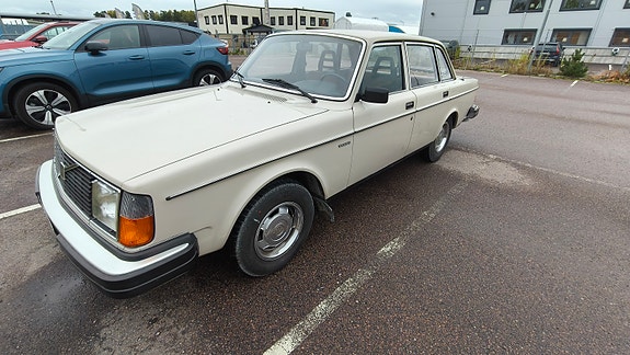 Volvo 244 2 of 6
