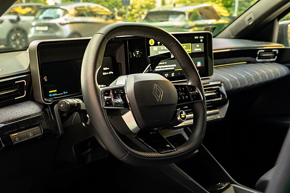 Renault 5 E-Tech 3 of 10