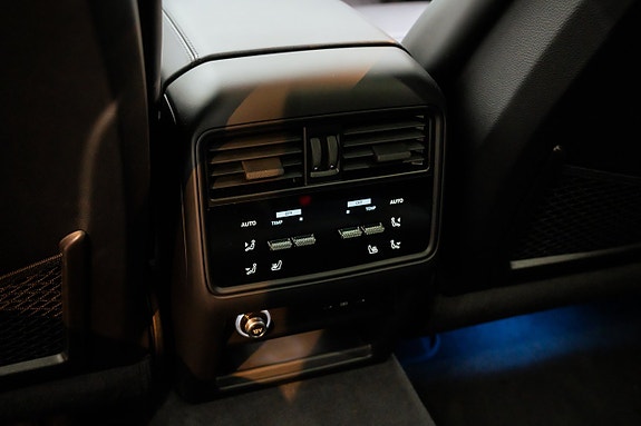 Porsche Cayenne 10 of 10