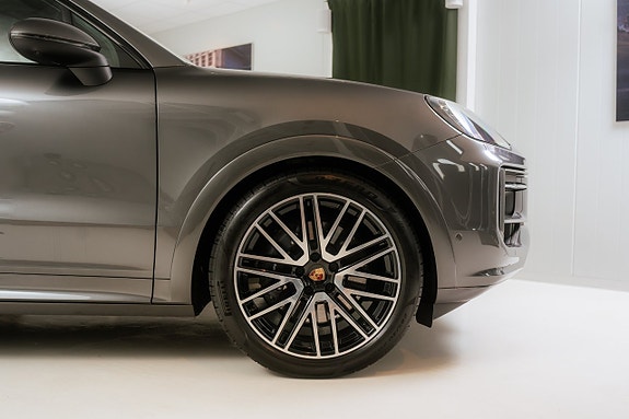 Porsche Cayenne 4 of 10