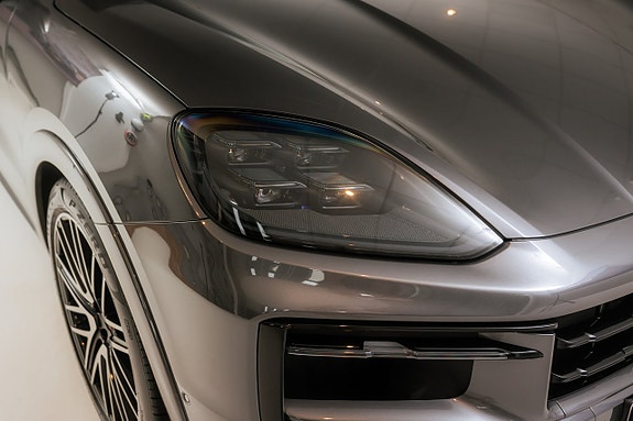 Porsche Cayenne 3 of 10