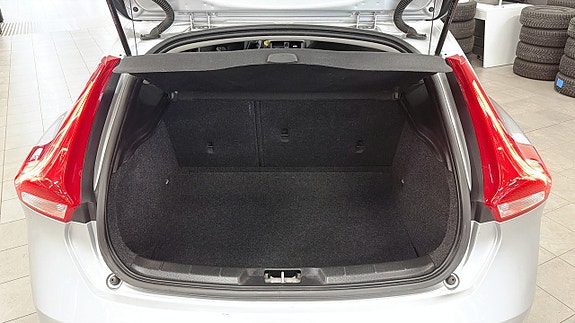 Volvo V40 8 of 21