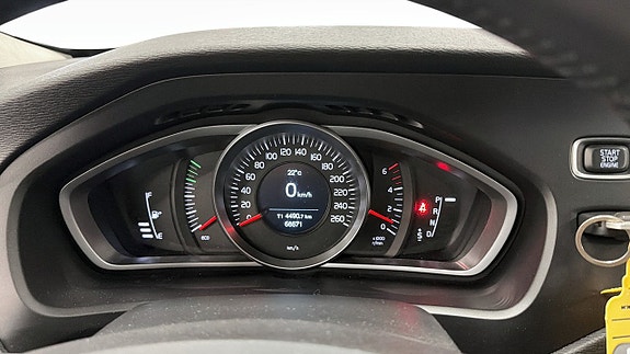 Volvo V40 16 of 21