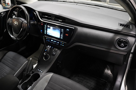 Toyota Auris 8 of 18