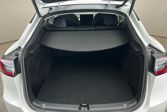 Tesla Model Y 13 of 26