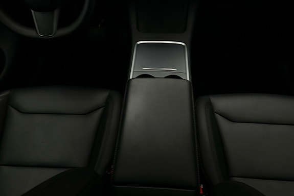 Tesla Model Y 8 of 26