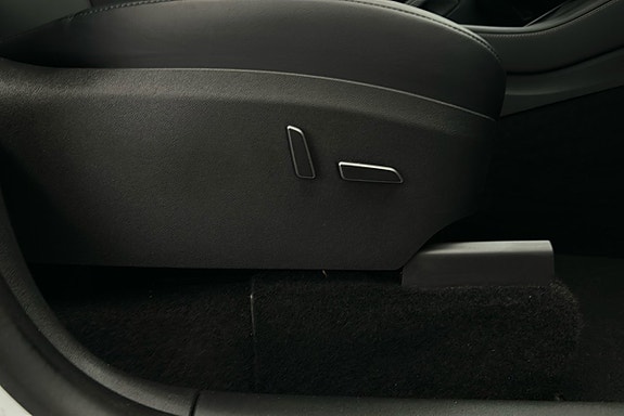 Tesla Model Y 17 of 26