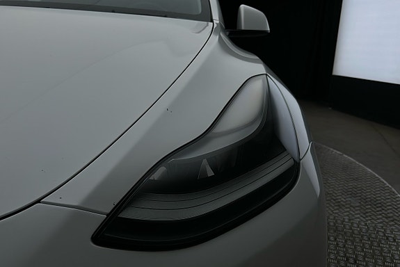 Tesla Model Y 10 of 26