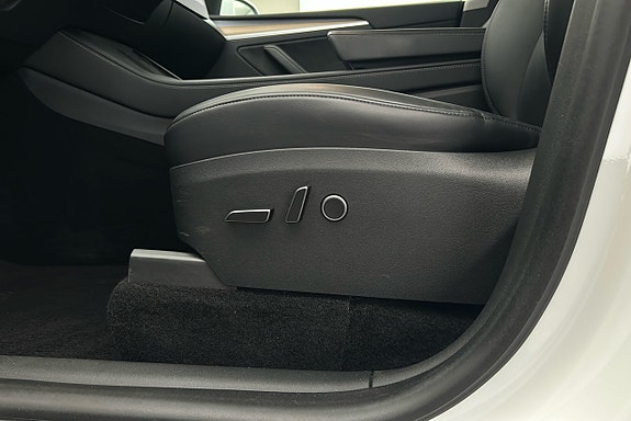Tesla Model Y 16 of 26
