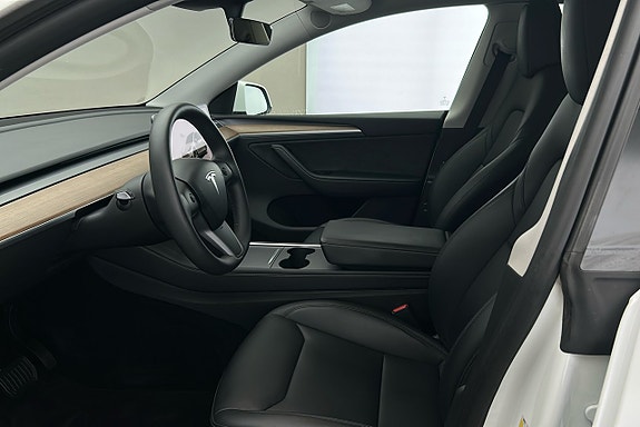 Tesla Model Y 9 of 26