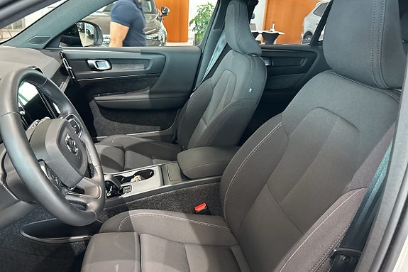 Volvo EX40 16 of 24