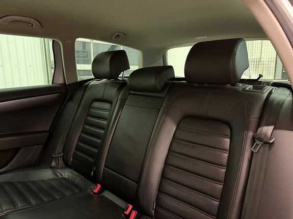 Volkswagen Passat 16 of 19