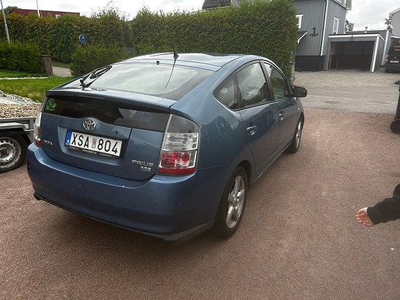 Toyota Prius 4 of 8