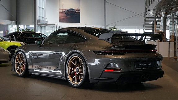 Porsche 911 GT3 2 of 6