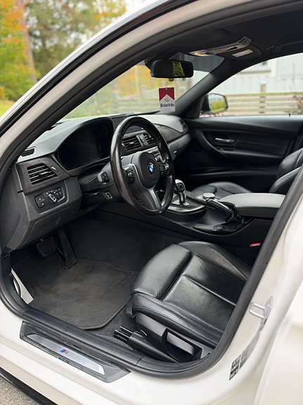 BMW 330i 5 of 8