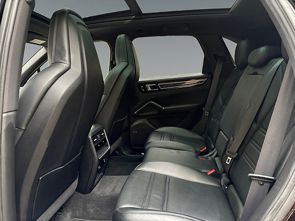 Porsche Cayenne 8 of 19