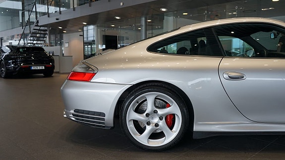 Porsche 911 Carrera 4S 5 of 9