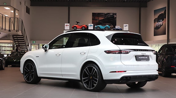 Porsche Cayenne 2 of 10
