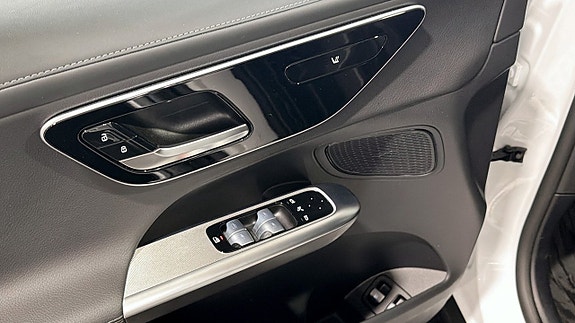 Mercedes-Benz GLC300 e 9 of 12