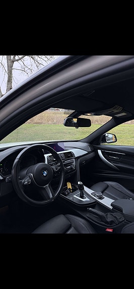 BMW 320i 2 of 4