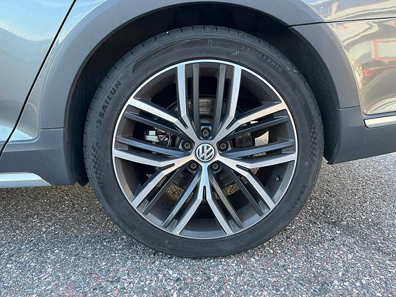 Volkswagen Passat Alltrack 13 of 18